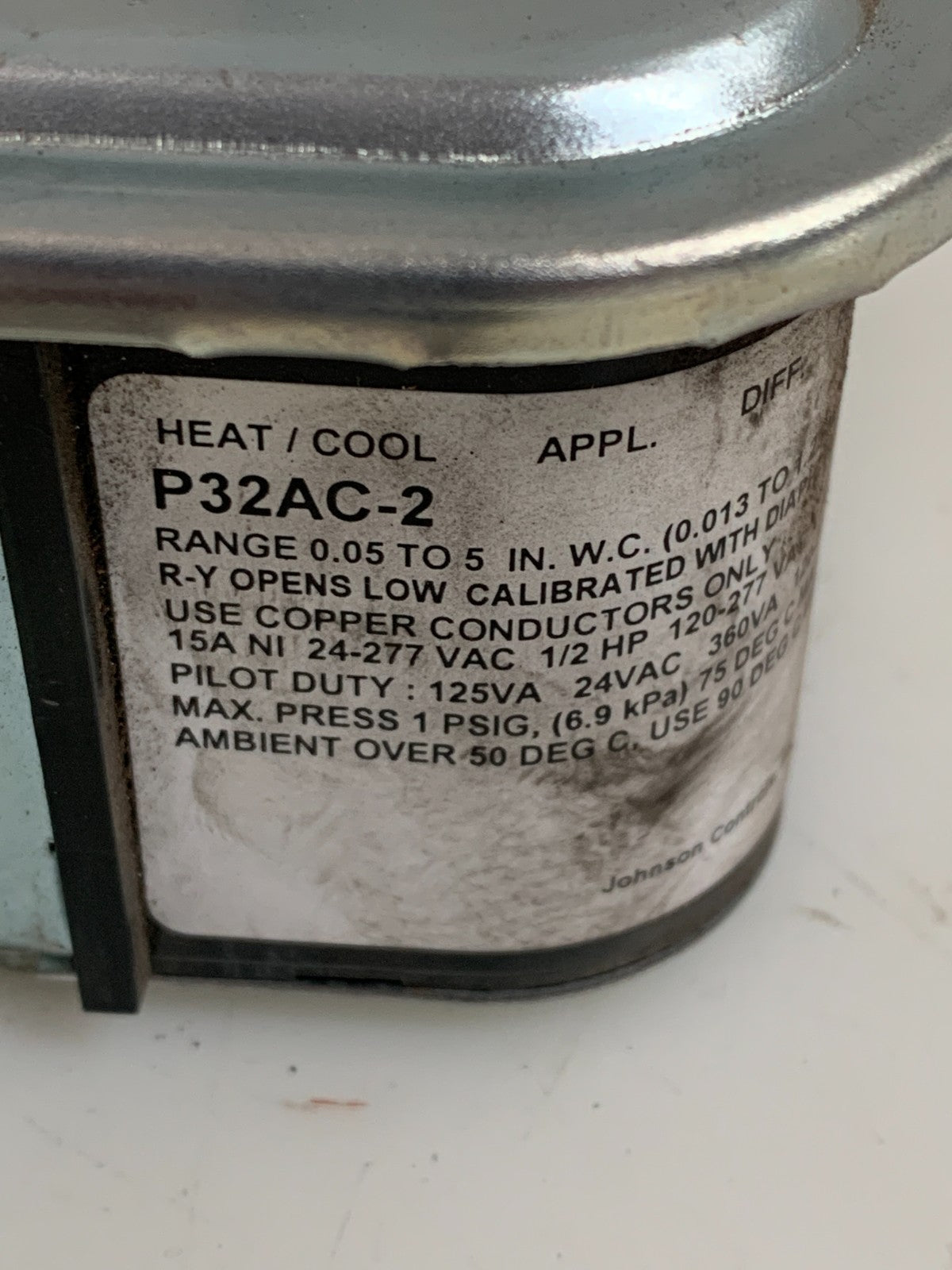 JOHNSON CONTROLS  Differential Air Pressure Switch  P32AC-2