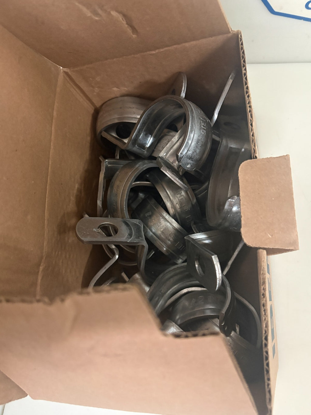 ABB THOMAS & BETTS 2" ONE HOLE E.M.T. STRAP CI1316  25 PER BOX3
