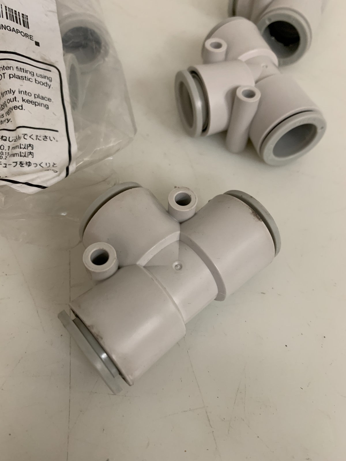 LOT OF 8 SMC T HOSE CONNECTOR KQZT16-00A