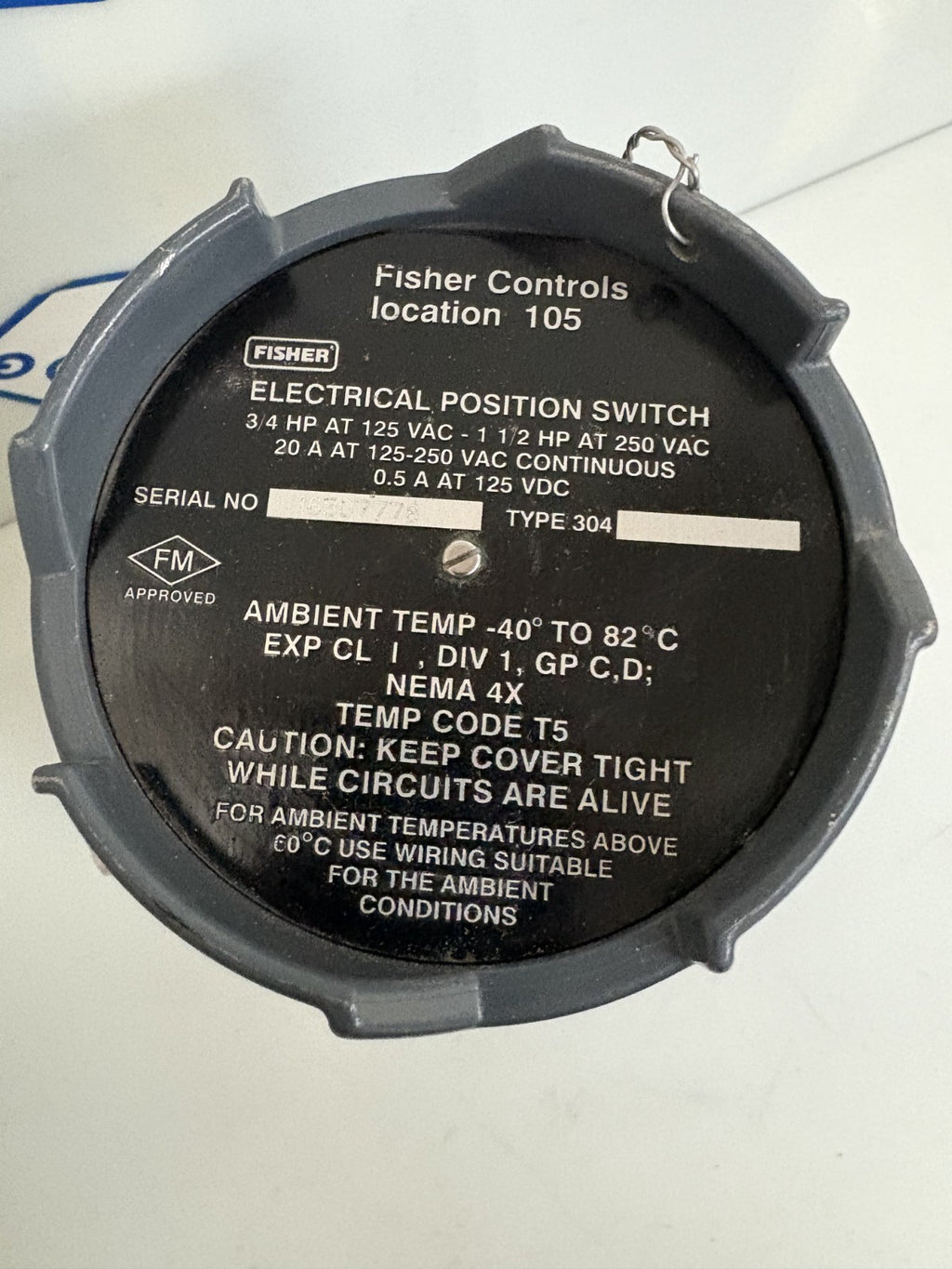 FISHER CONTROLS LOCATION 105 TYPE 304 ELECTRICAL POSITION SWITCH ASSY W BRACKET