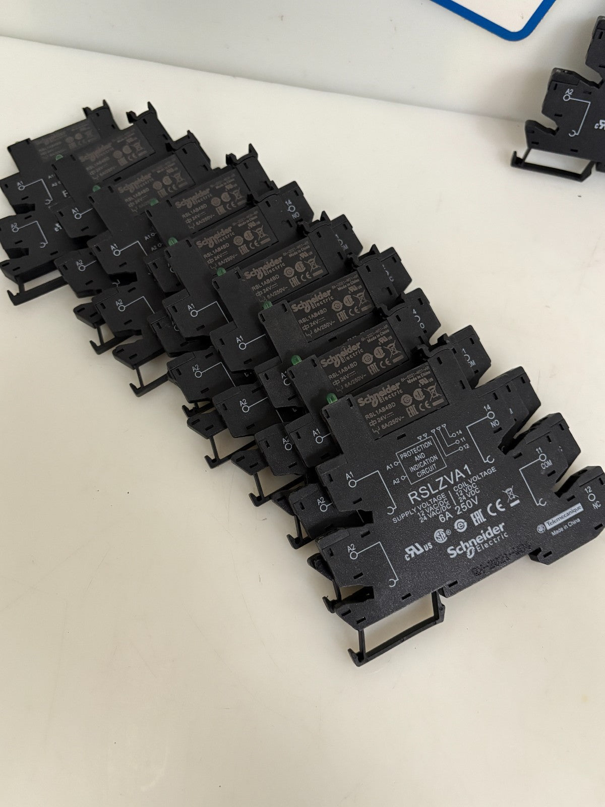 LOT OF 10 SCHNEIDER ELECTRIC RSL1AB4BD W/BASE RSLZVA13