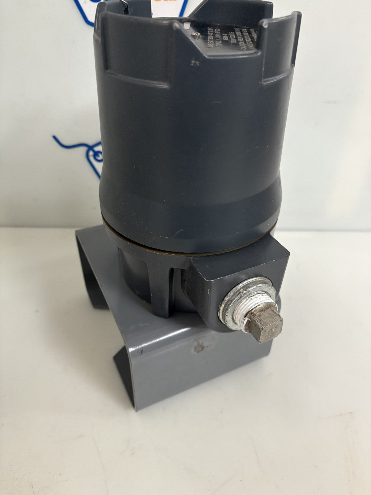 FISHER CONTROLS LOCATION 105 TYPE 304 ELECTRICAL POSITION SWITCH ASSY W BRACKET