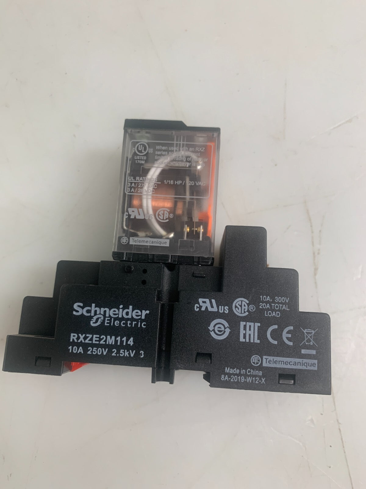SCHNEIDER ELECTRIC RXZE2M114 Relay  w/SCHNEIDER  RXM4GB2B7 Socket