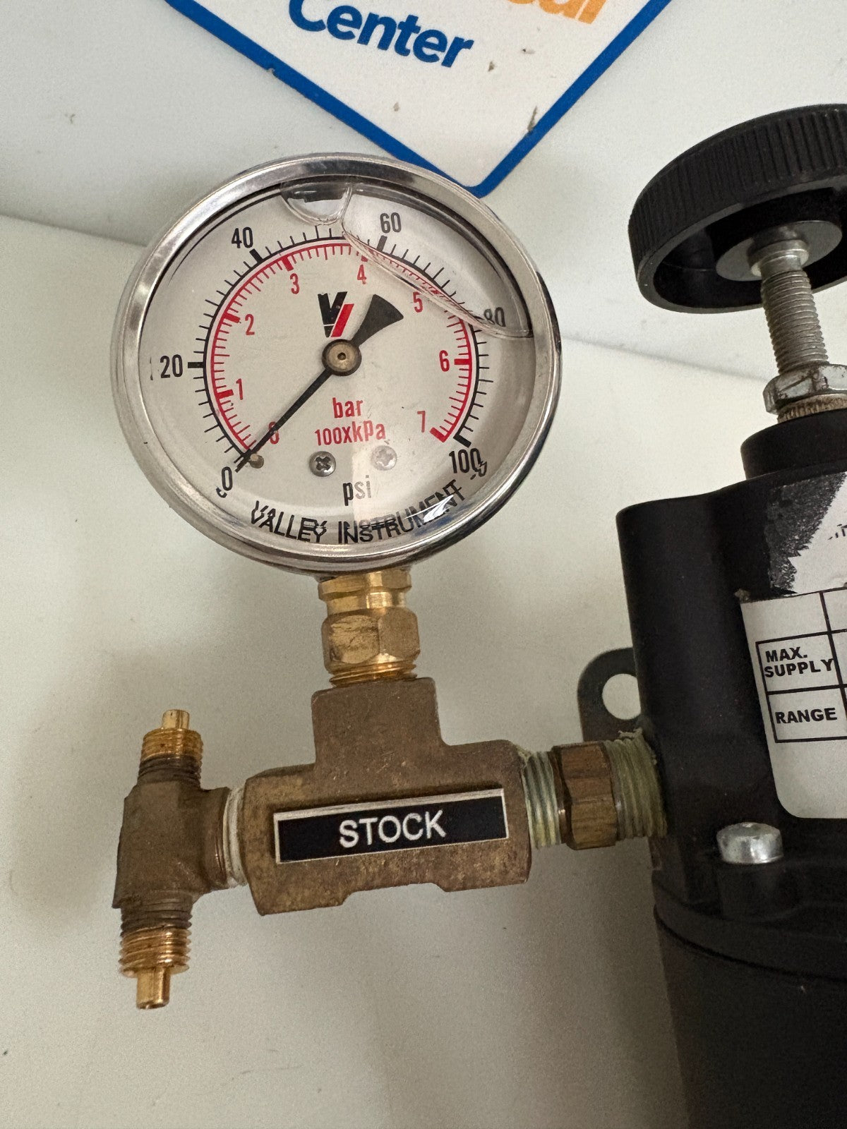 FAIRCHILD PRESSURE REGULATOR 0312 W/FITTINGS AND GAUGE2