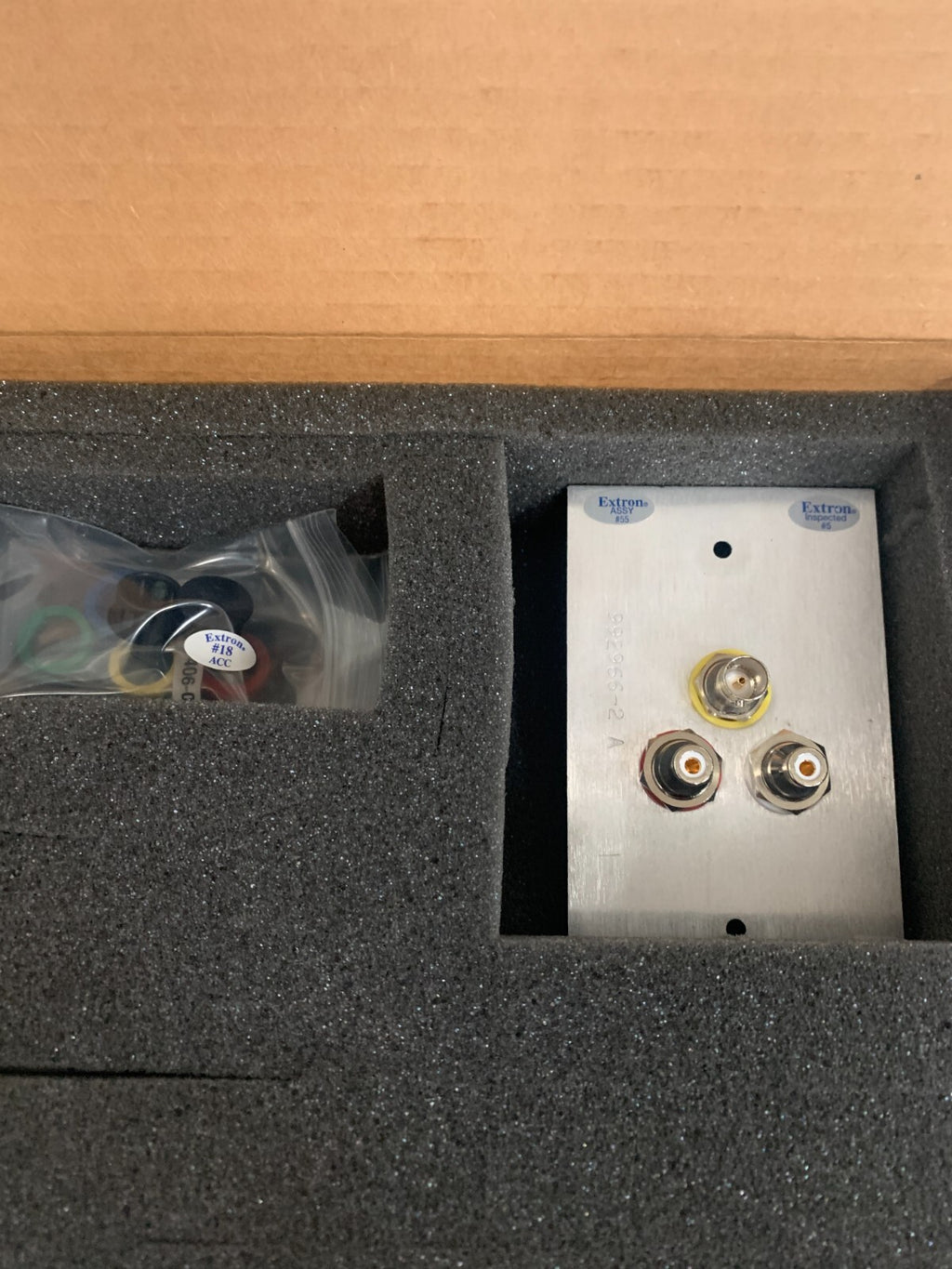 LOT OF 2  EXTRON ELECT COMPOSITE A/V WALL PLATE 60-789-11