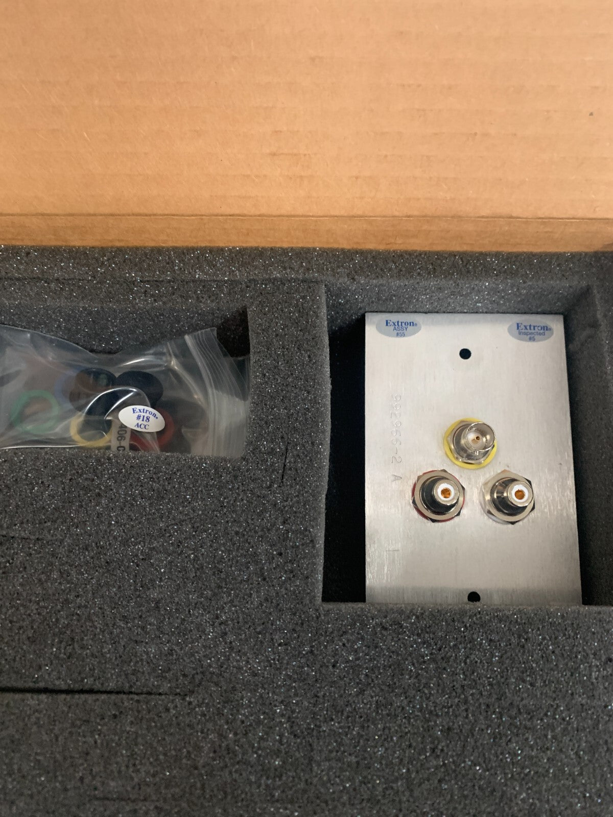 LOT OF 2  EXTRON ELECT COMPOSITE A/V WALL PLATE 60-789-11