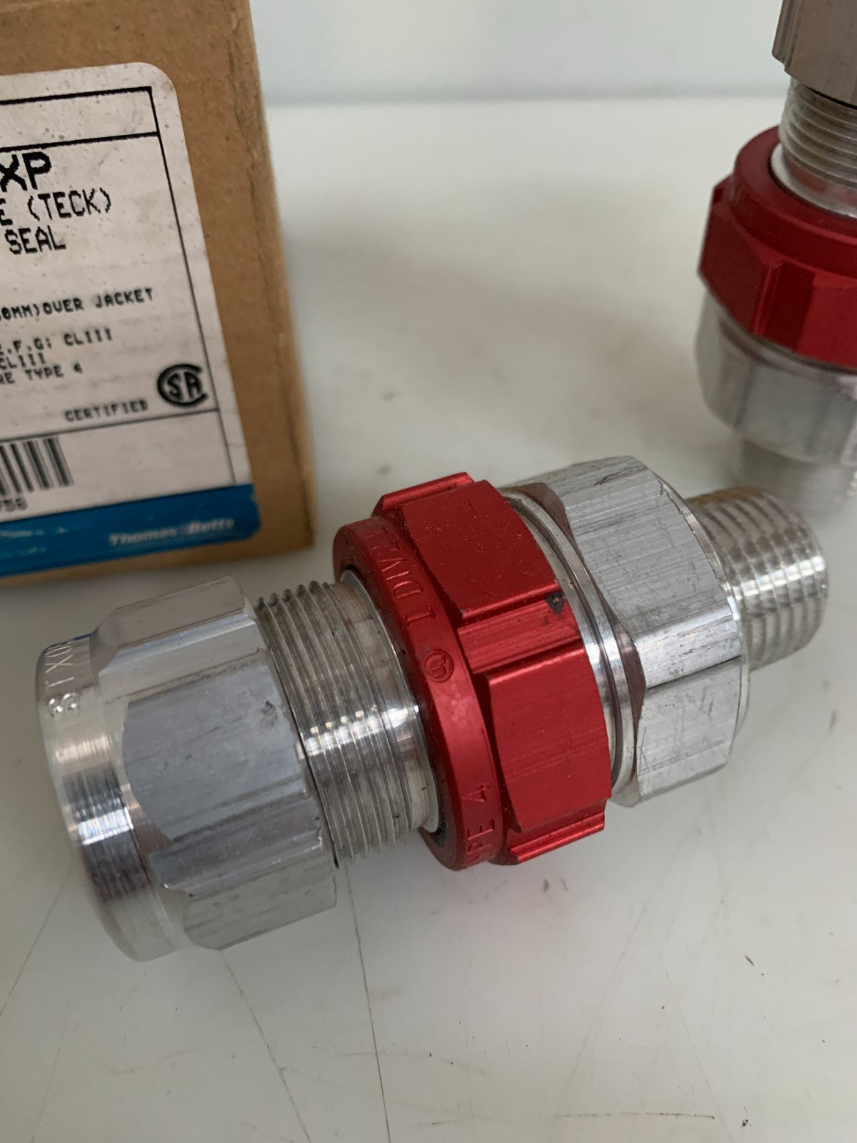 T & B FITTINGS 1/2" JACKETED ARMOURED CABLE FITTING W SEAL 2 IN BOX