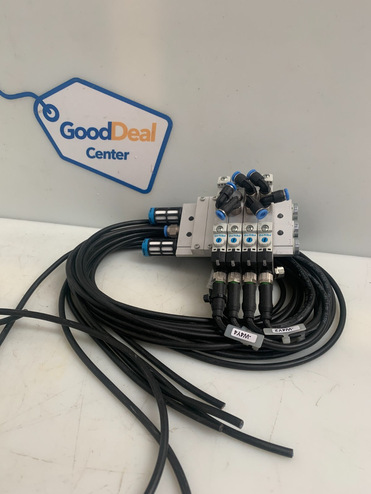 Festo Electric-Pneumatic Solenoid valve unit 4 x VUVG-L10-M52-RT-M5-1P3 w/cables