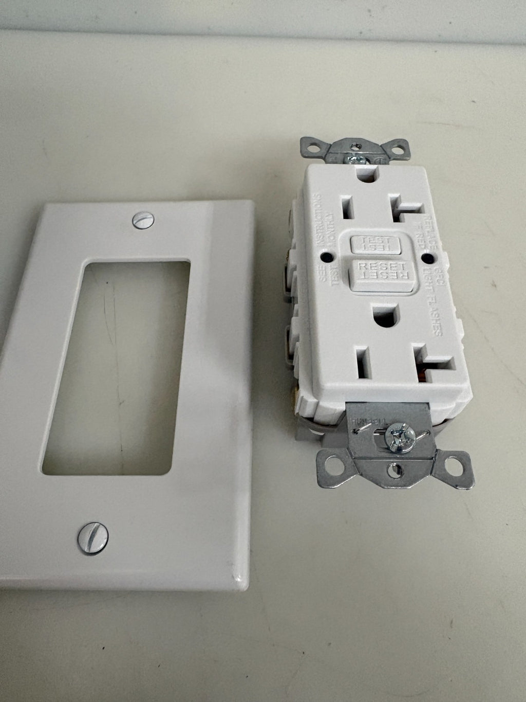 LOT OF 2 HUBBELL WHITE GFCI COMMERCIAL SELF TEST DUPLEX RECEPT. GFRST20W1