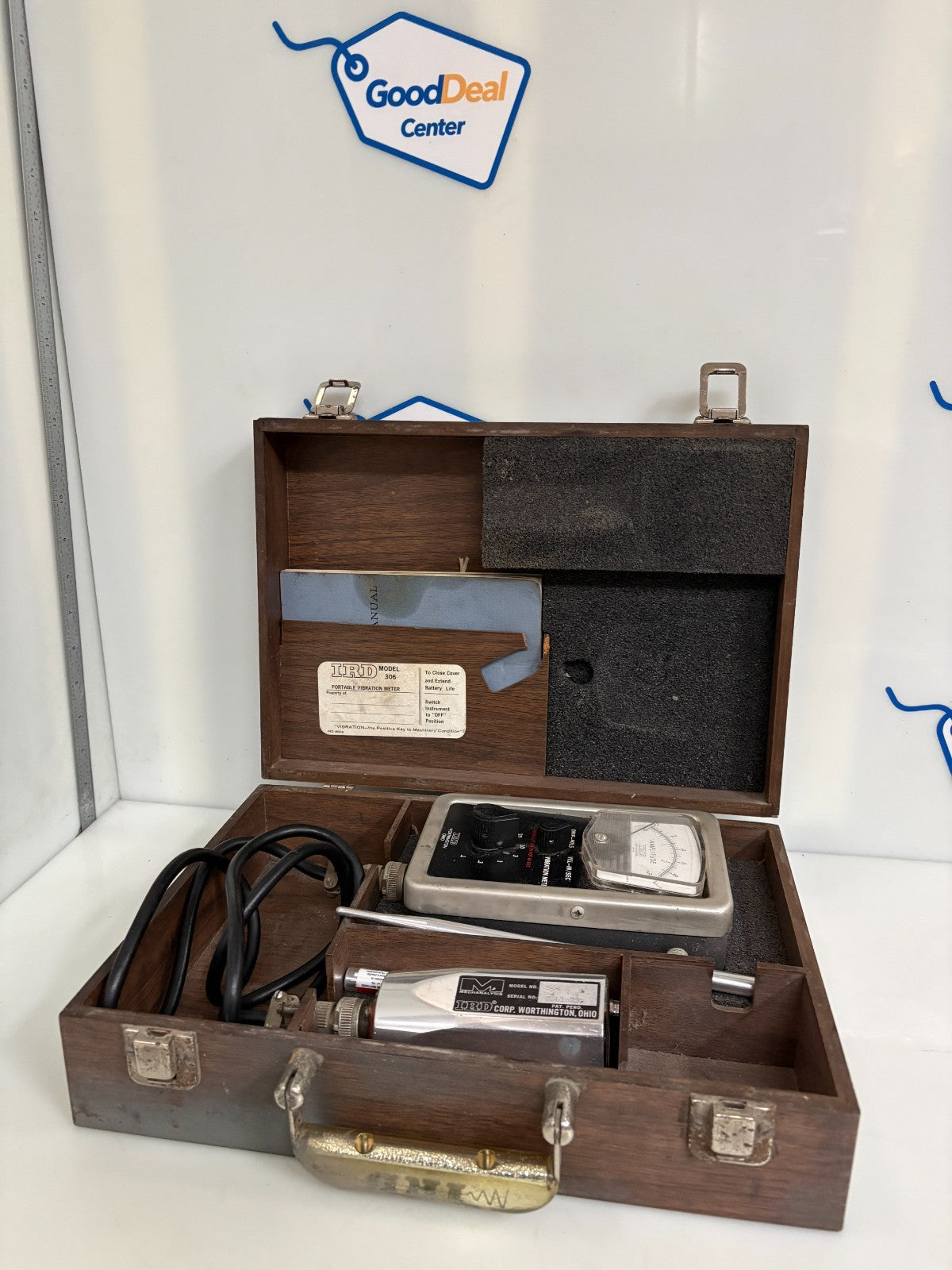 IRD PORTABLE VIBRATION METER MODEL 306 COMPLETE IN CASE0