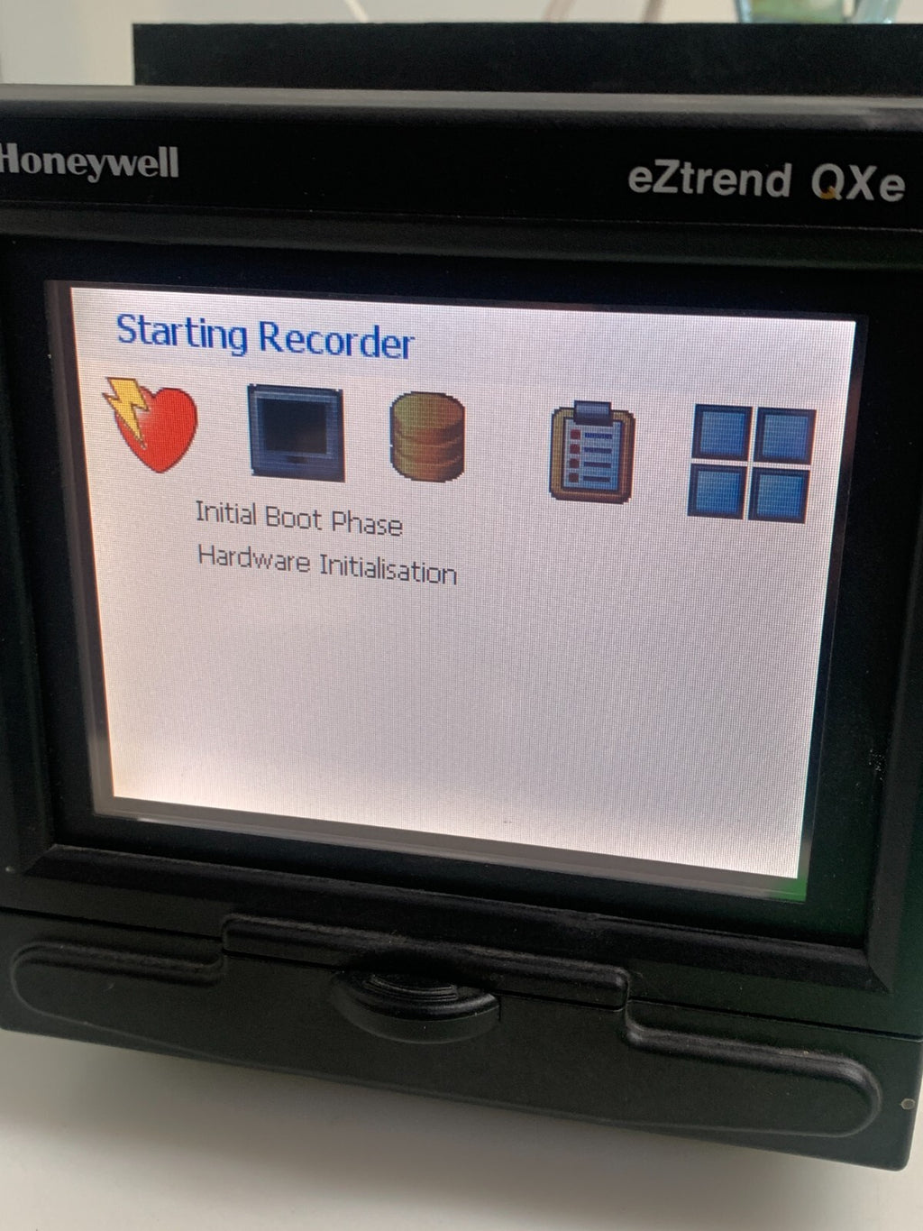 HONEYWELL eZtrendQXe TVEZQX-30-000-11-0-005-000000-000 Paperless Chart Recorder