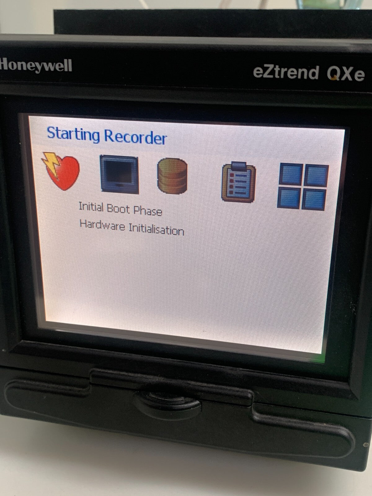 HONEYWELL eZtrendQXe TVEZQX-30-000-11-0-005-000000-000 Paperless Chart Recorder