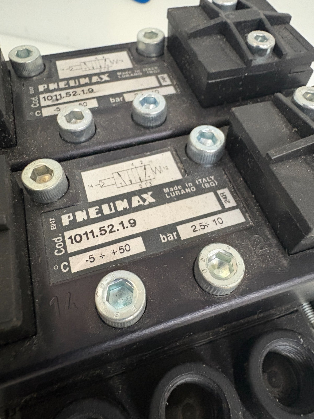 PNEUMAX 2 WAY AIR PILOT PNEUMATIC (LOT OF 2) 1011.52.1.9 W/BASE ISO 11