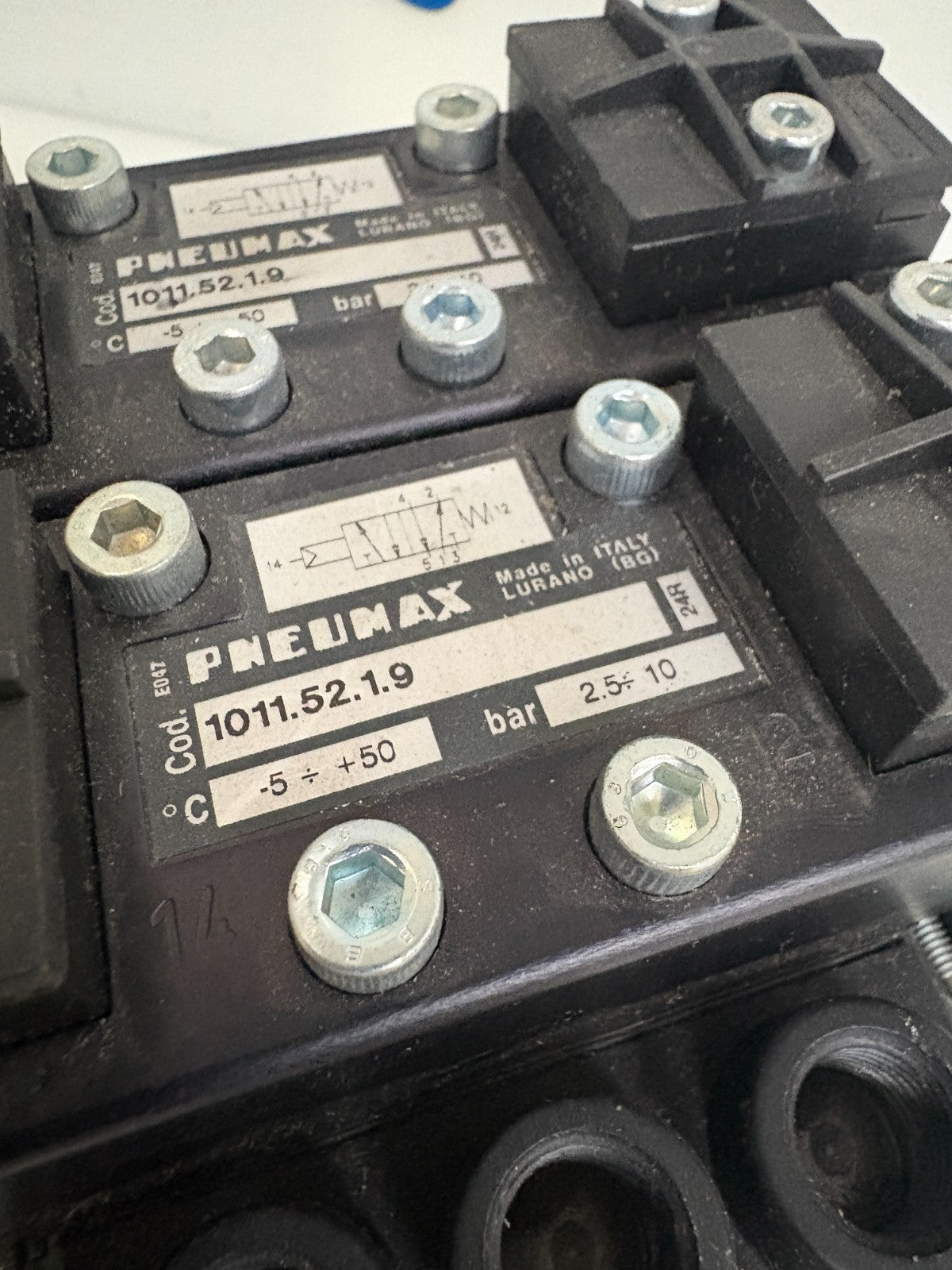 PNEUMAX 2 WAY AIR PILOT PNEUMATIC (LOT OF 2) 1011.52.1.9 W/BASE ISO 11