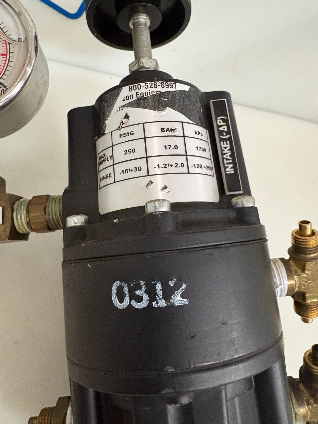 FAIRCHILD PRESSURE REGULATOR 0312 W/FITTINGS AND GAUGE
