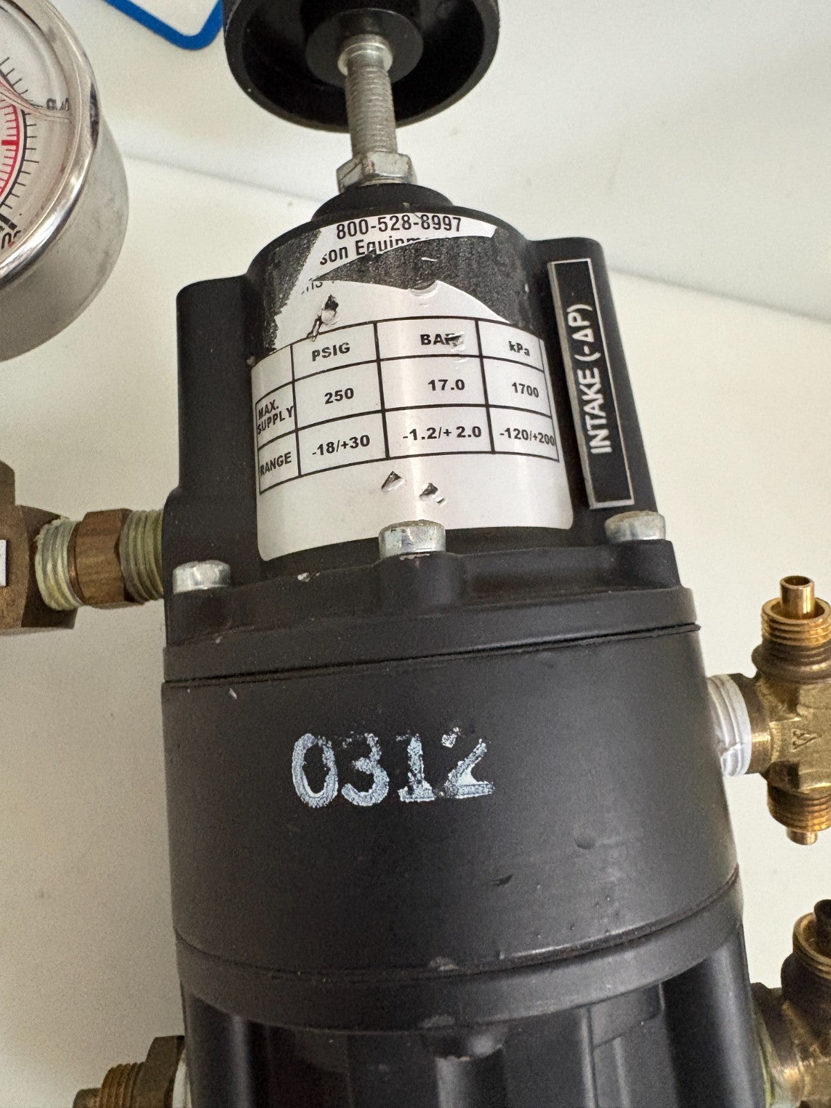 FAIRCHILD PRESSURE REGULATOR 0312 W/FITTINGS AND GAUGE