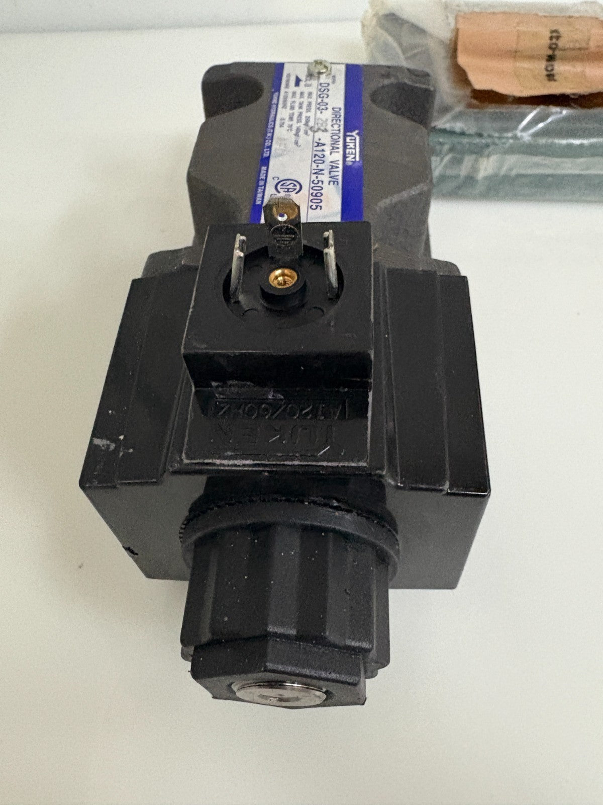 YUKEN DIRECTIONAL VALVE DSG-03-2B3-A120-N-50905 W/SUPPORT PLATE