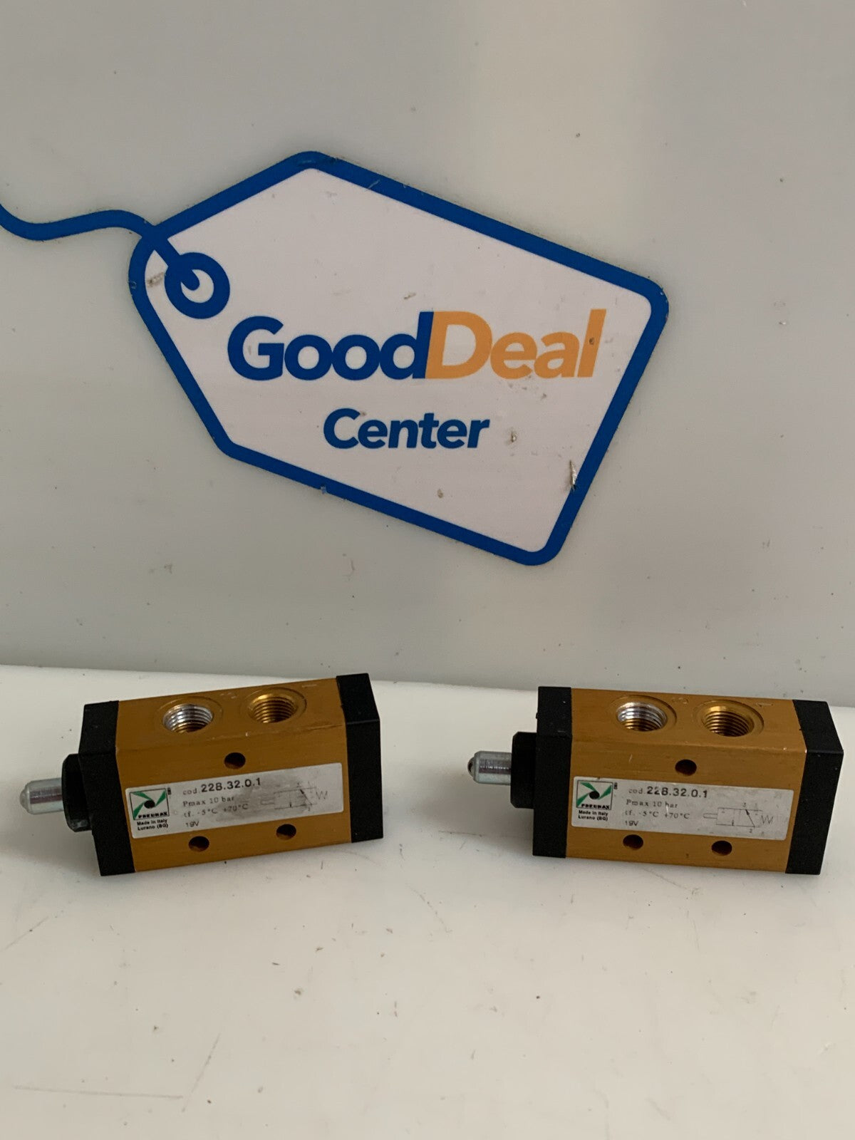 LOT OF 2 PNEUMAX PLUNGER VALVE 228.32.0.10