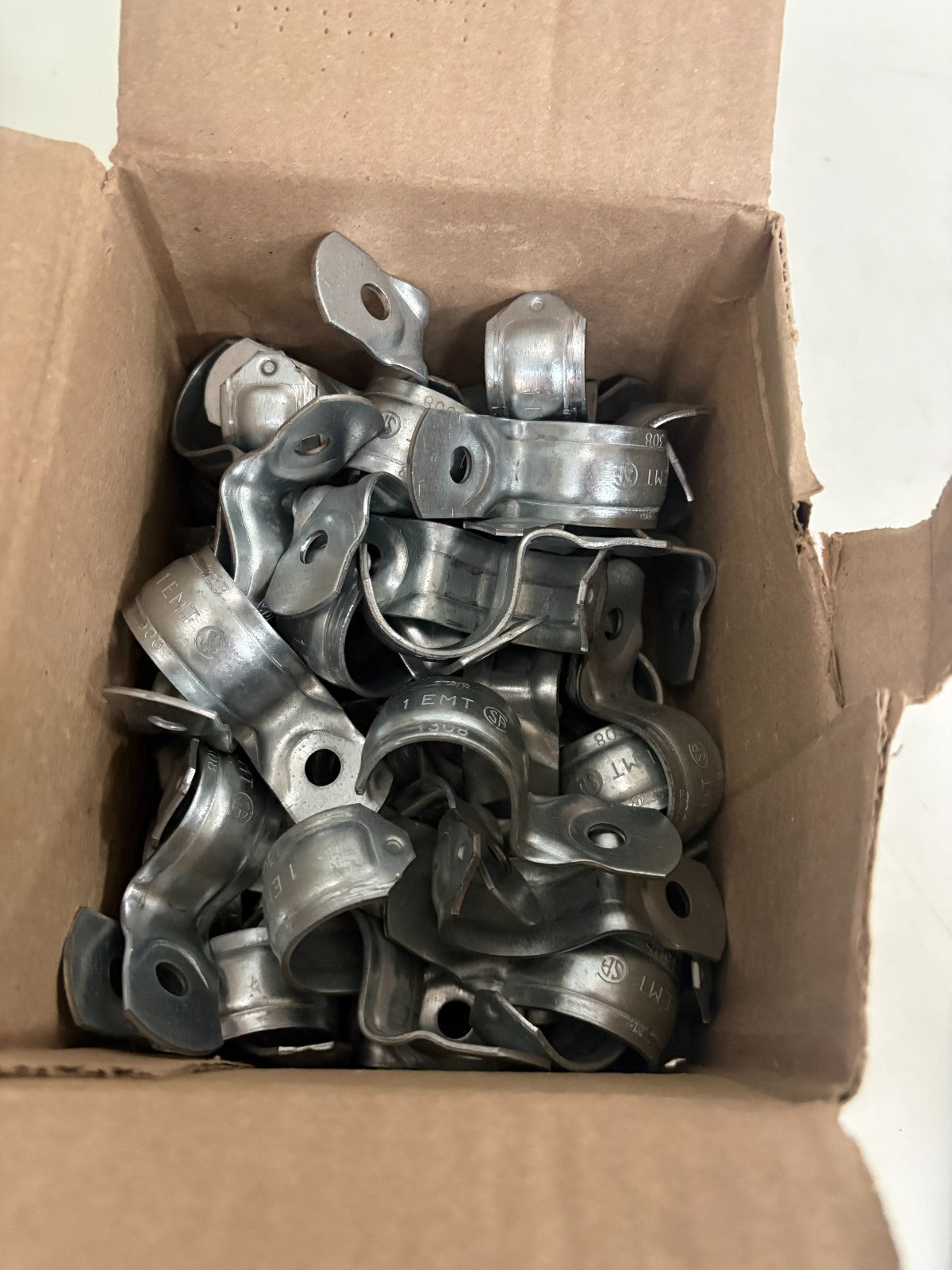 ABB THOMAS & BETTS 1" ONE HOLE E.M.T. STRAPS CI1308 50 IN BOX3