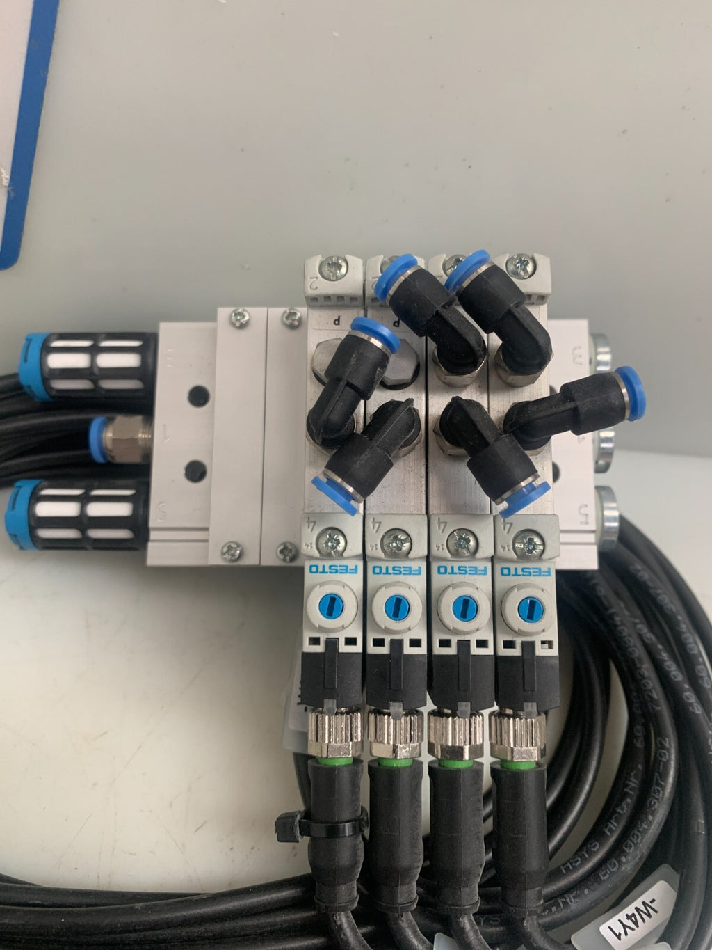 Festo Electric-Pneumatic Solenoid valve unit 4 x VUVG-L10-M52-RT-M5-1P3 w/cables