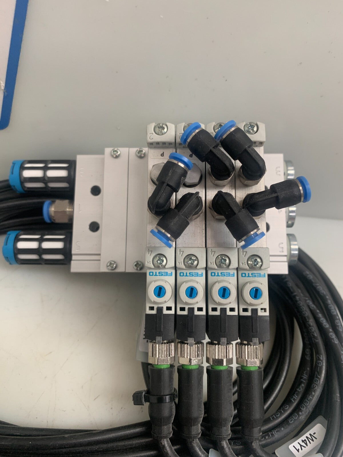Festo Electric-Pneumatic Solenoid valve unit 4 x VUVG-L10-M52-RT-M5-1P3 w/cables