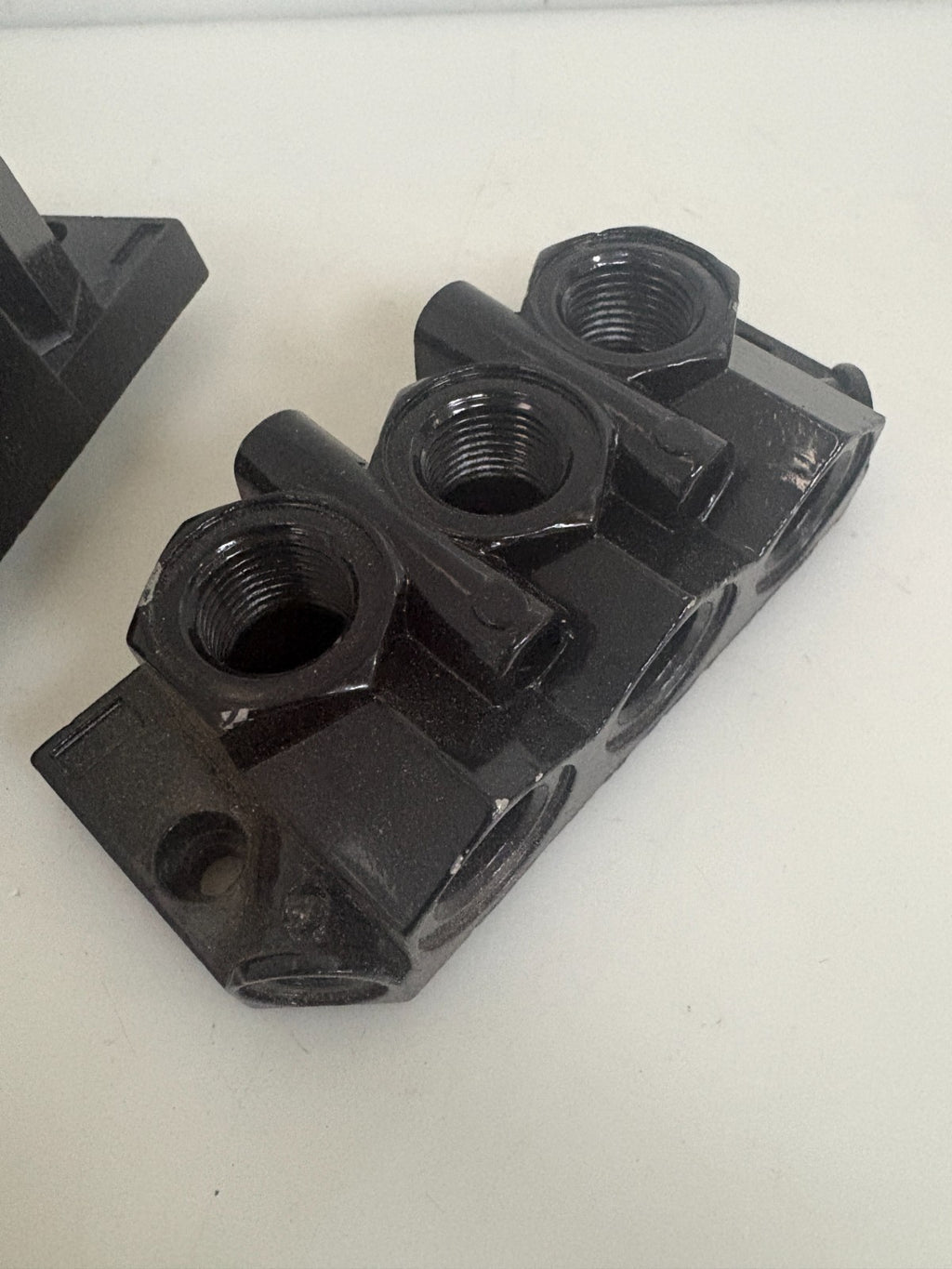 LOT OF 2 REXROTH PNEUMATIC MANIFOLD 901-HN1TFS011