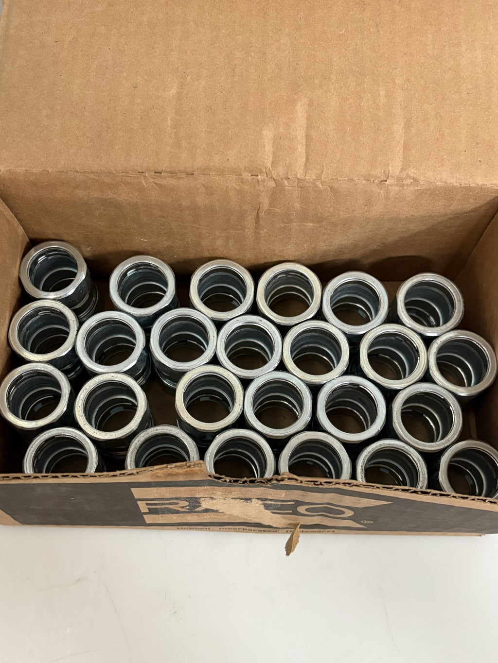HUBBELL 1/2" COMPRESSION COUPLING #1822 BOX OF 251