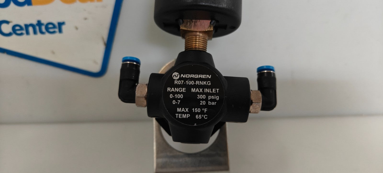 NORGREN PRESSURE REGULATOR R07-100-RNKG W/FITTING - GAGE-BRACKET1