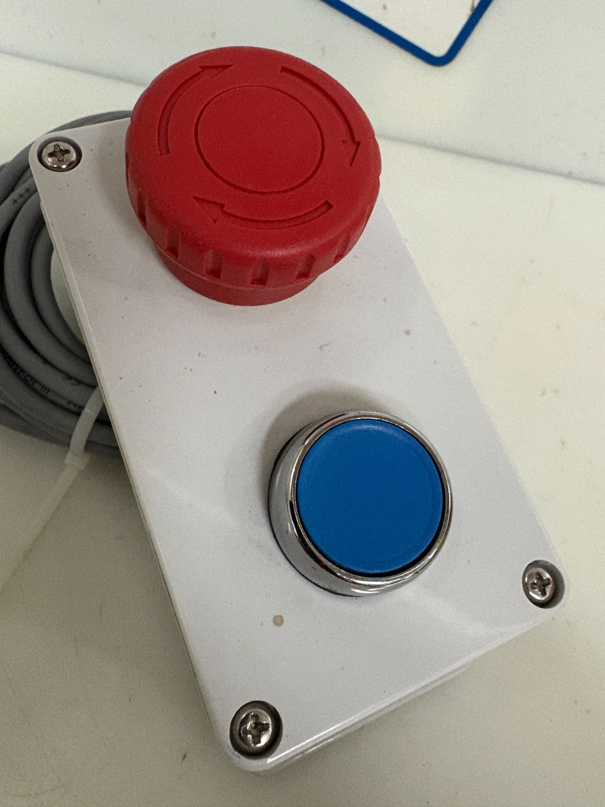 POLLY ENCLOSURE W/ON BUTTON AND EMERGENCY IDEC SHUT OFF BUTTON1