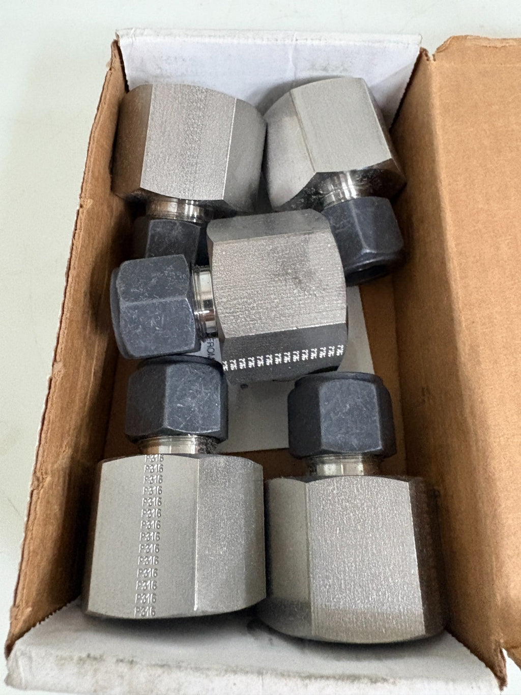 LOT OF 5 PARKER STAINLESS STEEL FEMALE CONNECTOR #8-12 GBZ-SS4