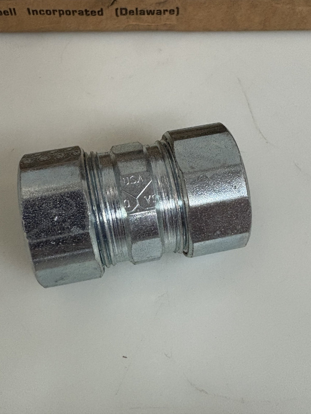 HUBBELL 1/2" COMPRESSION COUPLING #1822 BOX OF 252