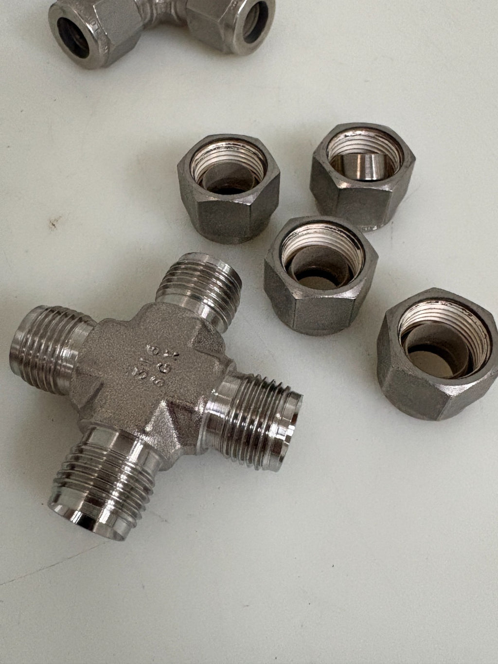 LOT OF 5 SWAGELOK S STEEL CROSS TUBE 3/8X3/8X3/8X3/8 316 SGX
