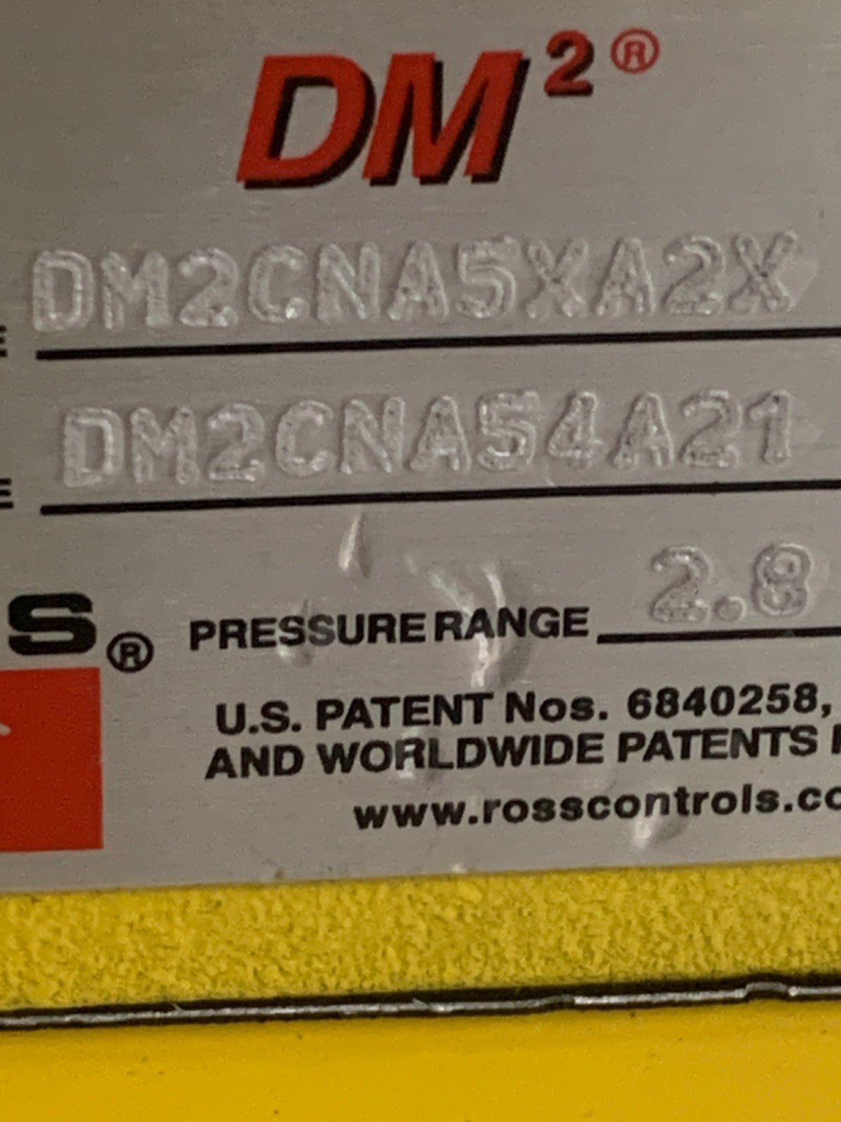 ROSS CONTROLS DOUBLE SOLENOID VALVE W/BASE DM2CNA 54A21 2-8 BAR