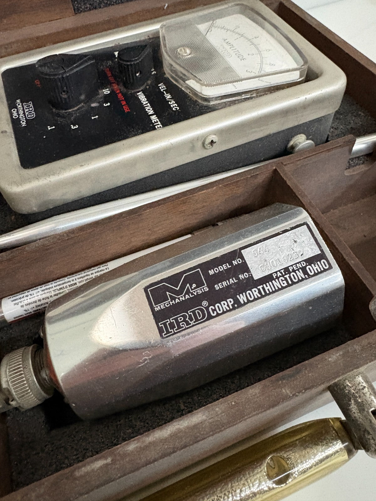 IRD PORTABLE VIBRATION METER MODEL 306 COMPLETE IN CASE2