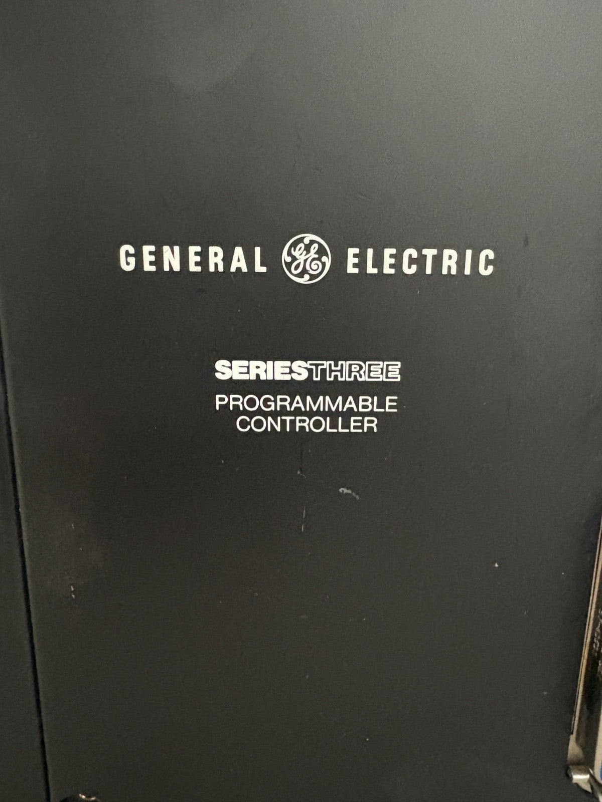 GENERAL ELECTRIC SERIES THREE PROGRAMMABLE CONTROLLER IC630PWR310A 1