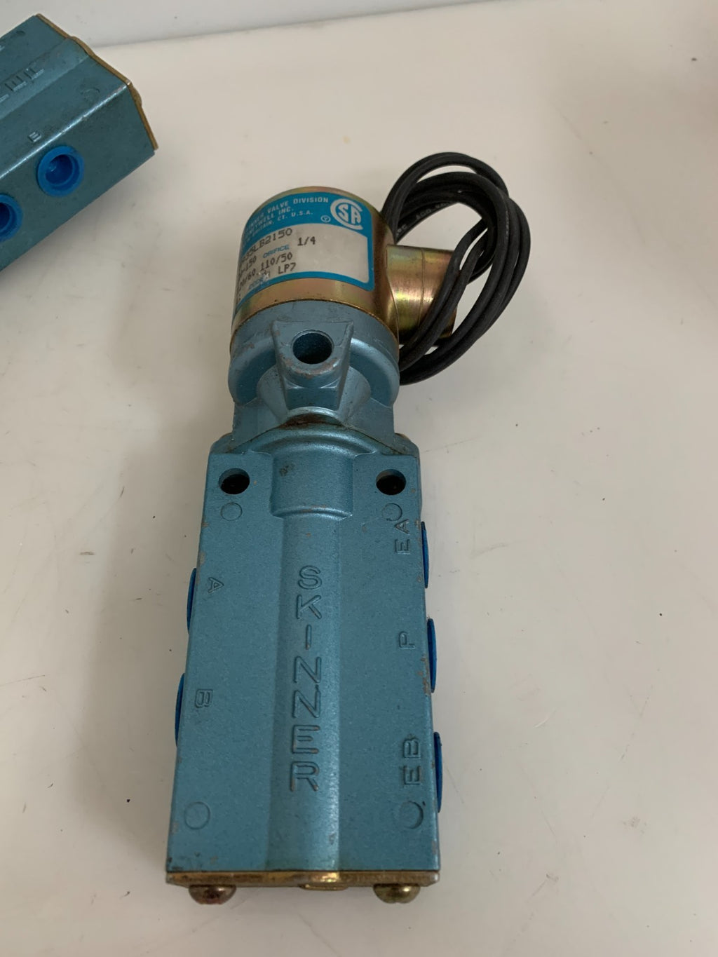 LOT OF 2 SKINNER SOLENOID VALVE H 935LB 2150
