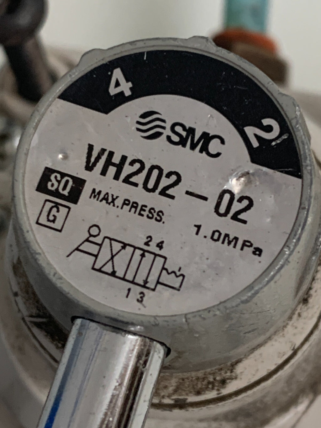 LOT OF 4 SMC PNEUMATIC AIR VALVE VH202-021