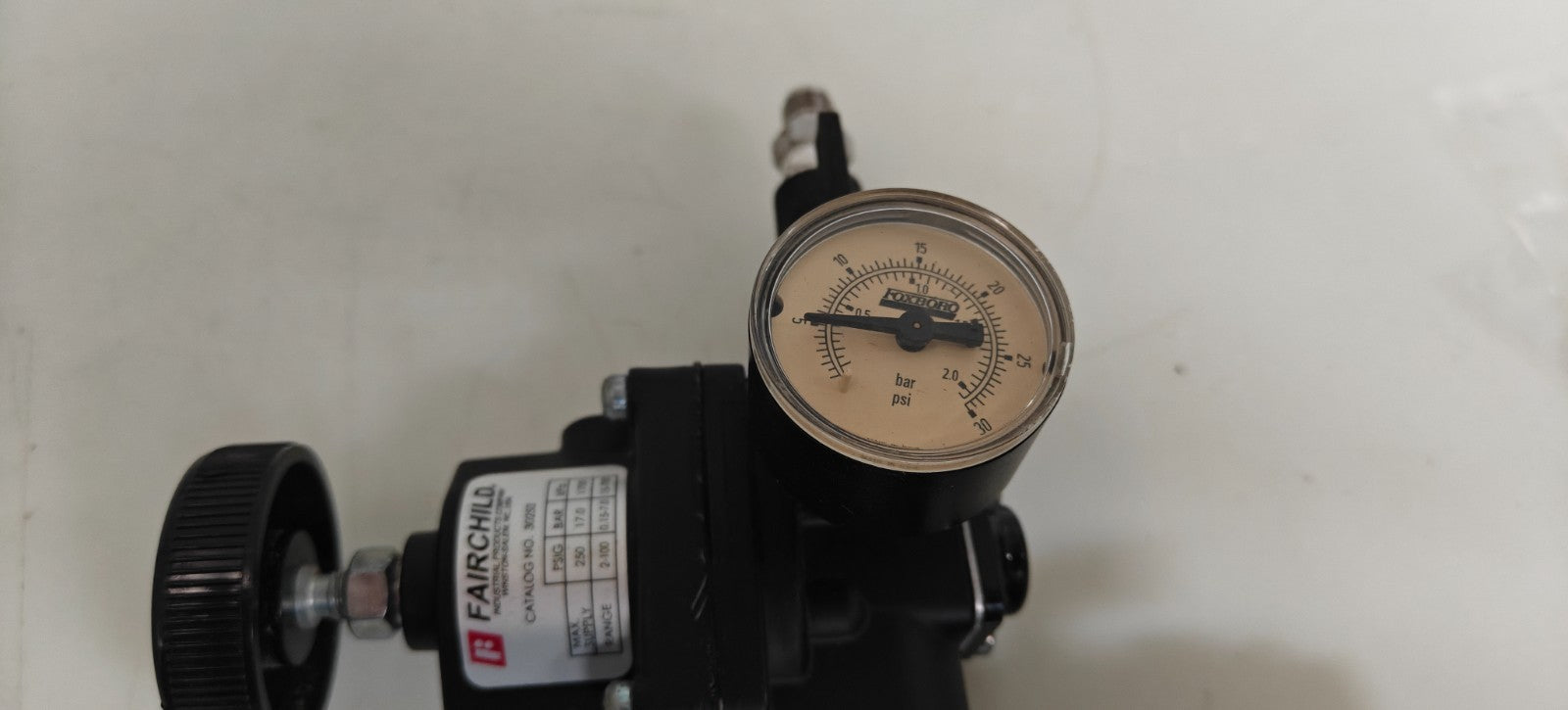 FAIRCHILD PNEUMATIC PRESSURE REGULATOR #30252 W/FITTINGS2