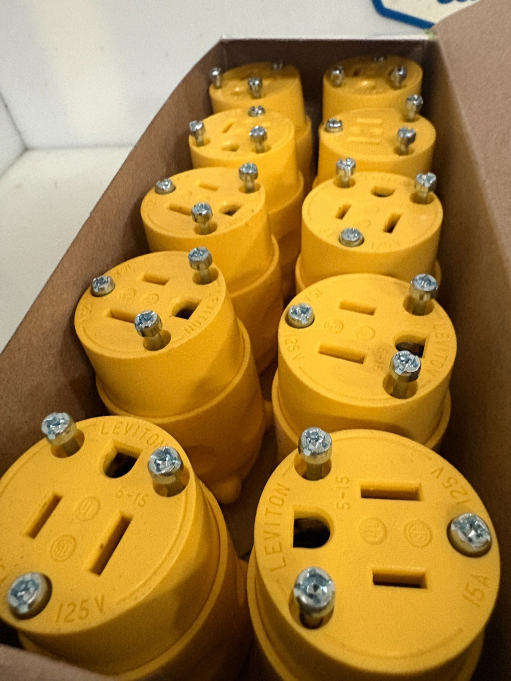 BOX OF 10 LEVITON 2 POLE 3 WIRE POLARIZED ROUND CONNECTOR 515CV4