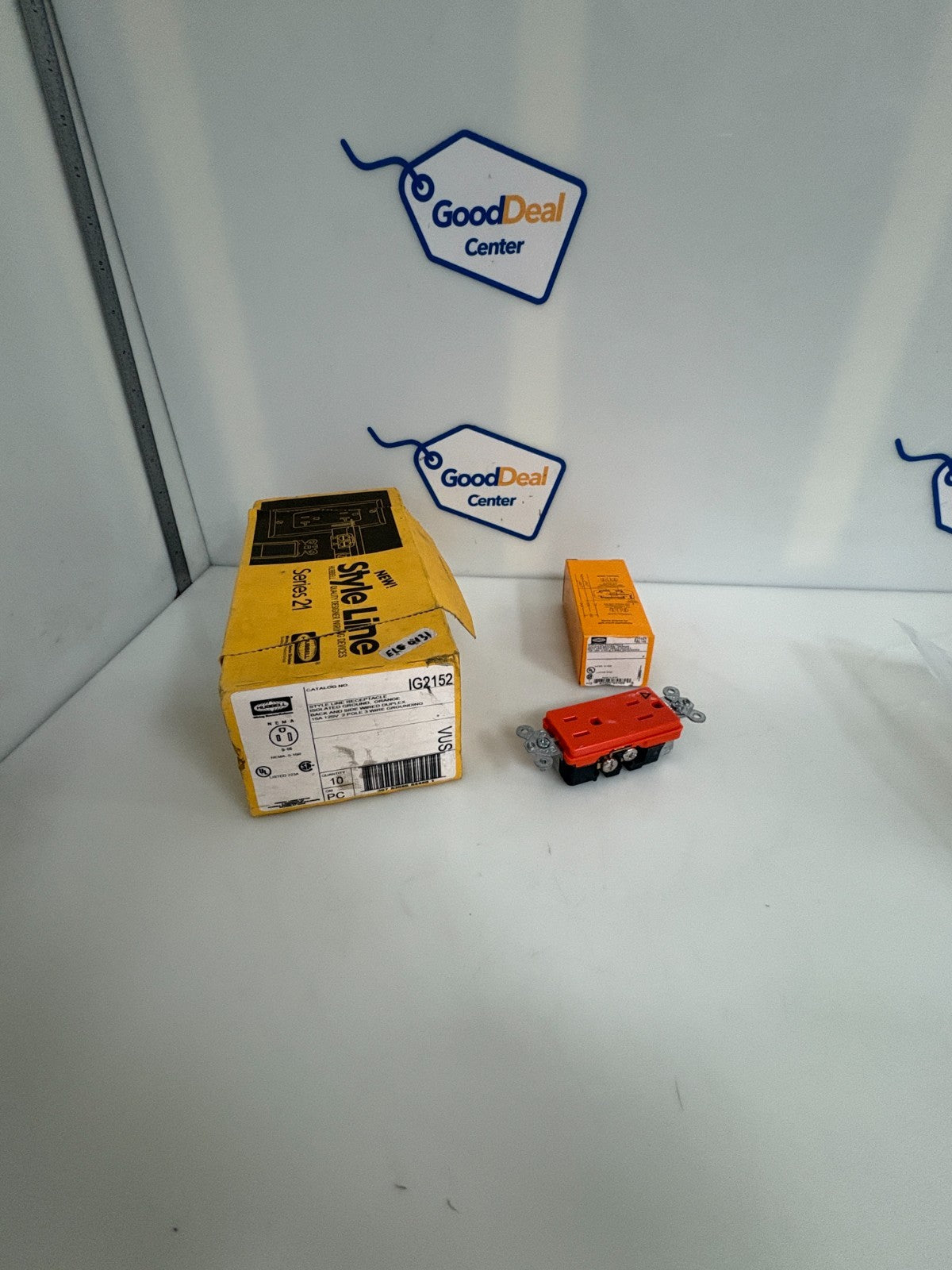 BOX OF 10 HUBBELL 15A ORANGE BACK ISOLATED GROUND RECEPTACLE #IG21520