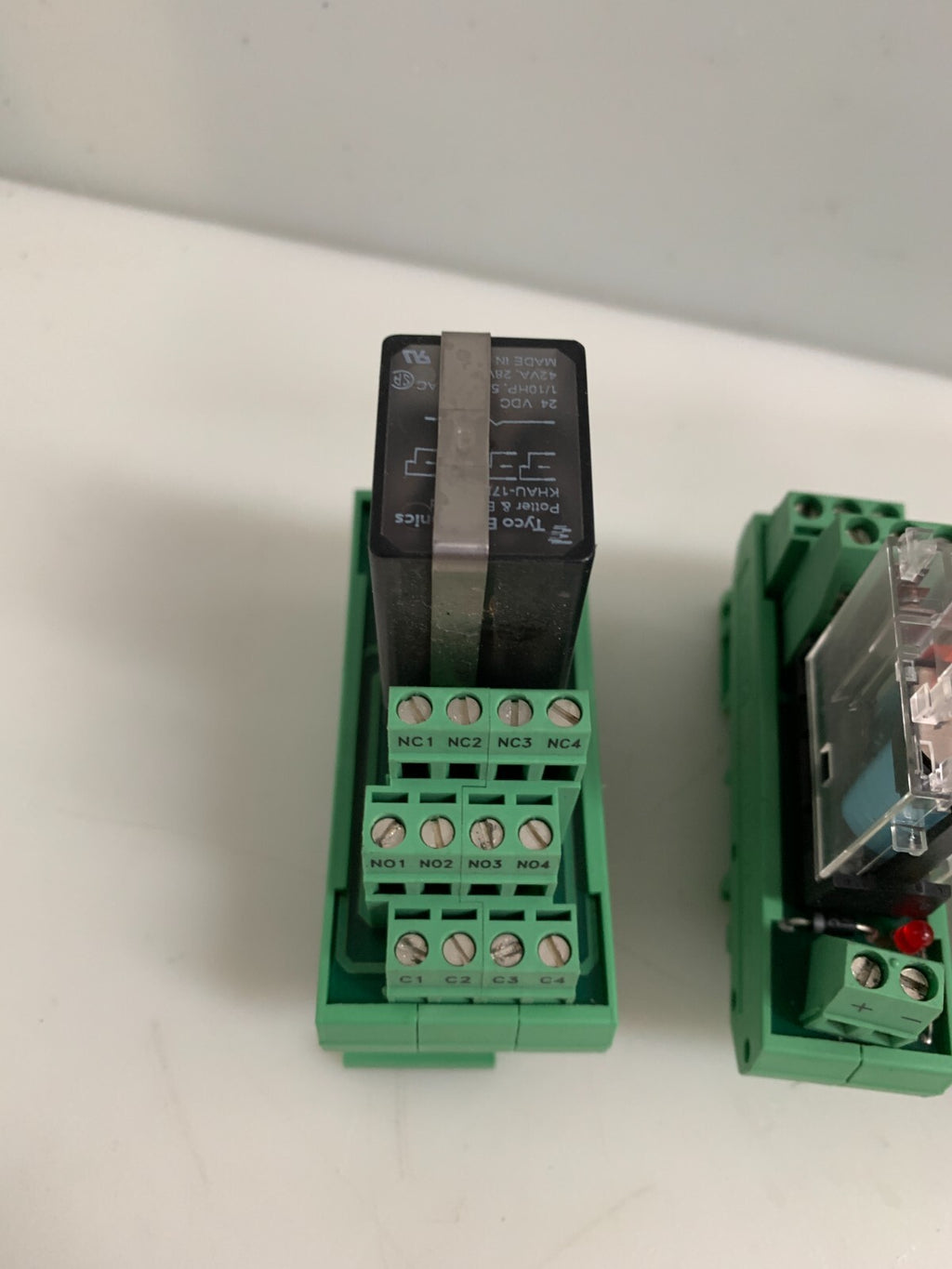 LOT OF 5 PHOENIX CONTACT FUSE HOLDER UMK-SE 11,25-1 W OMRON Z4V RELAY