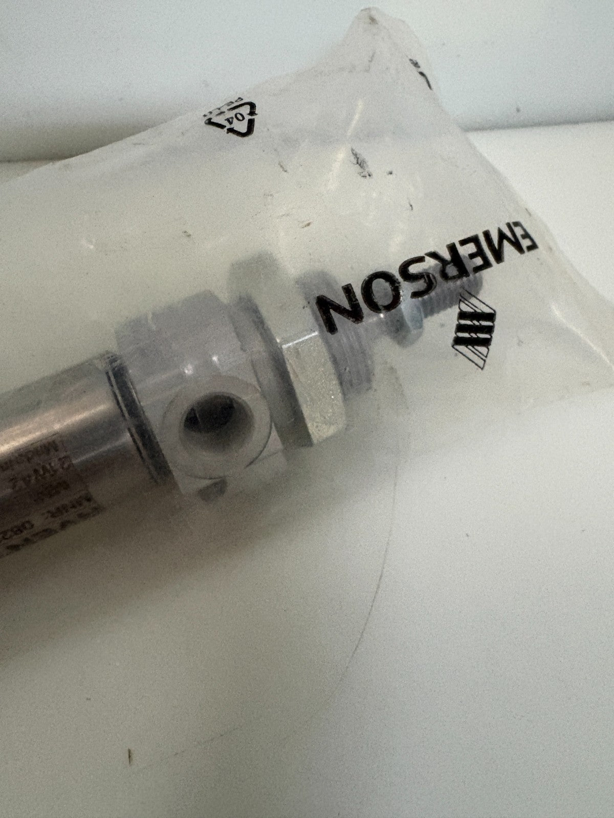 EMERSON PNEUMATIC CYLINDER 910-505-218 AVENTICS 0822233017 GEA L17-2-233