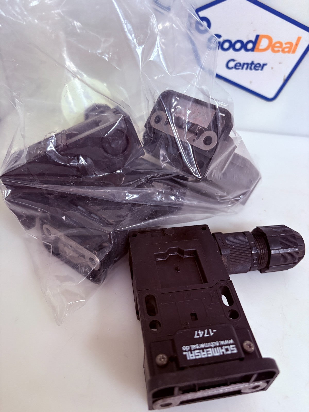 LOT OF 4 SCHMERSAL SAFETY INTERLOCK SWITCH AZ 16-12ZVRK-M203