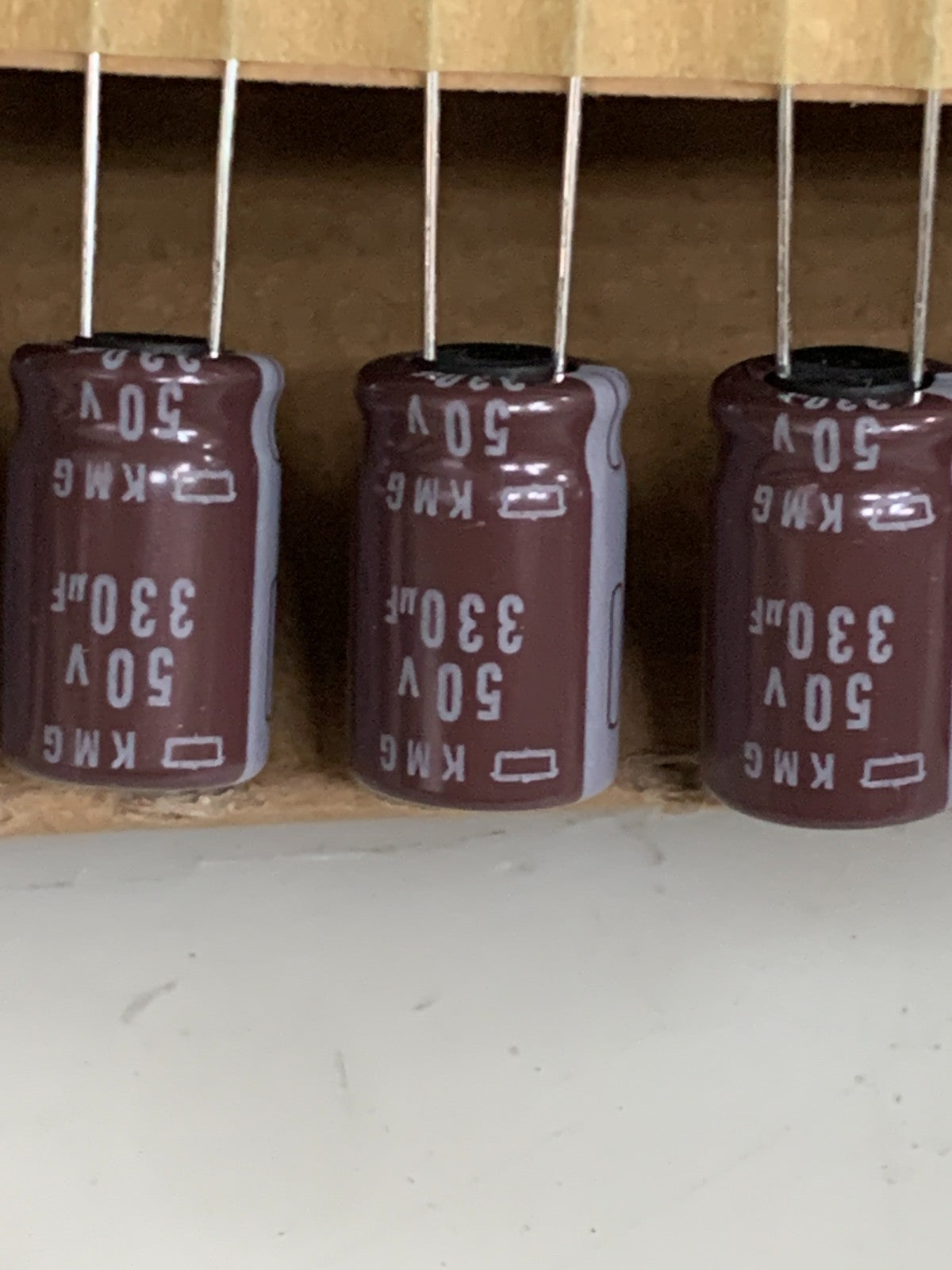 CHEMI CON ALUMINIUM ELECTROLYTIC CAPACITORS 50V EKMG500ETD331MJ16S
