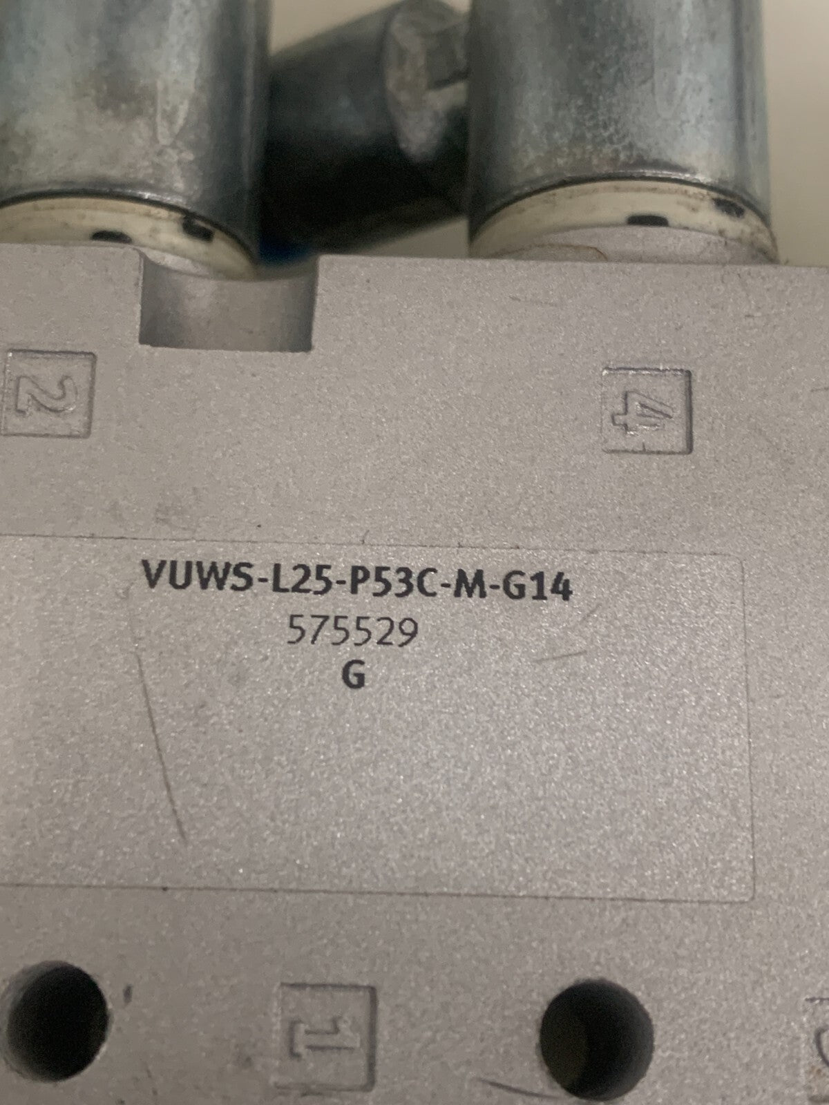 LOT OF  2  FESTO PNEUMATIC VALVE 575529 VHW5-L25-P53C-M-6143