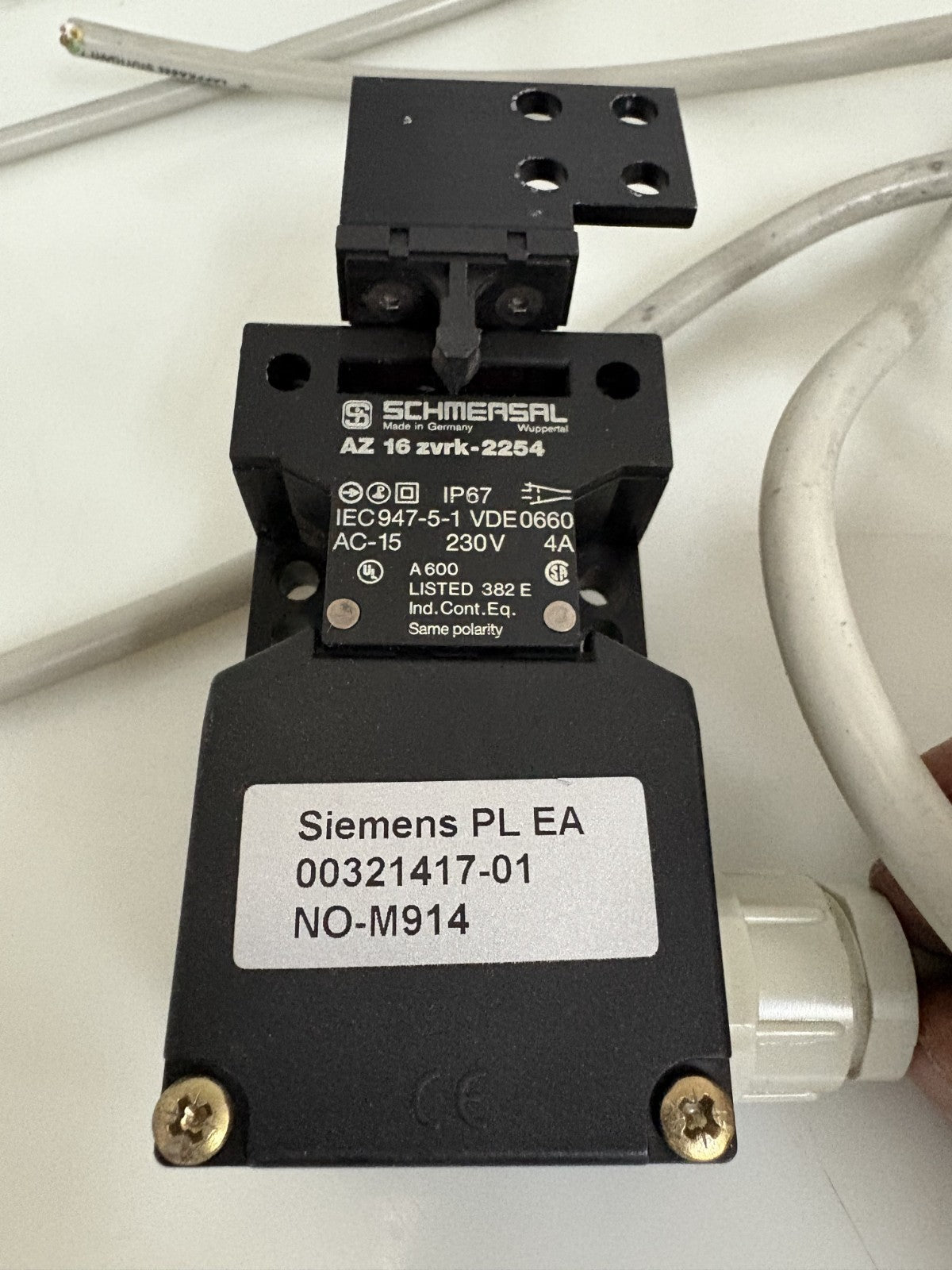 LOT OF 3 SCHMERSAL SAFETY SWITCH AZ 16 ZVRK - 2254 SIEMENS 00321417-01