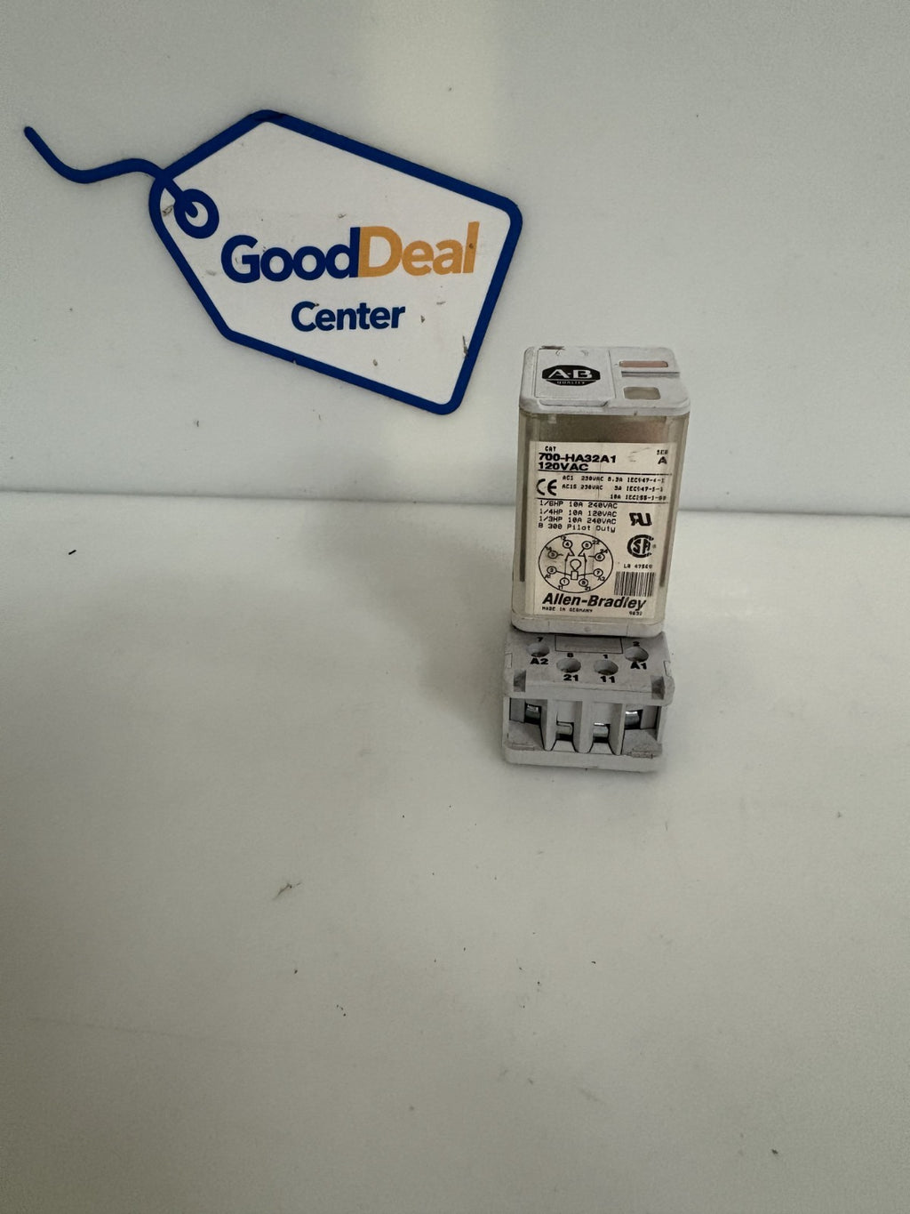 ALLEN BRADLEY RELAY W/BASE 120 VAC 700-HA32A1 700-HN100