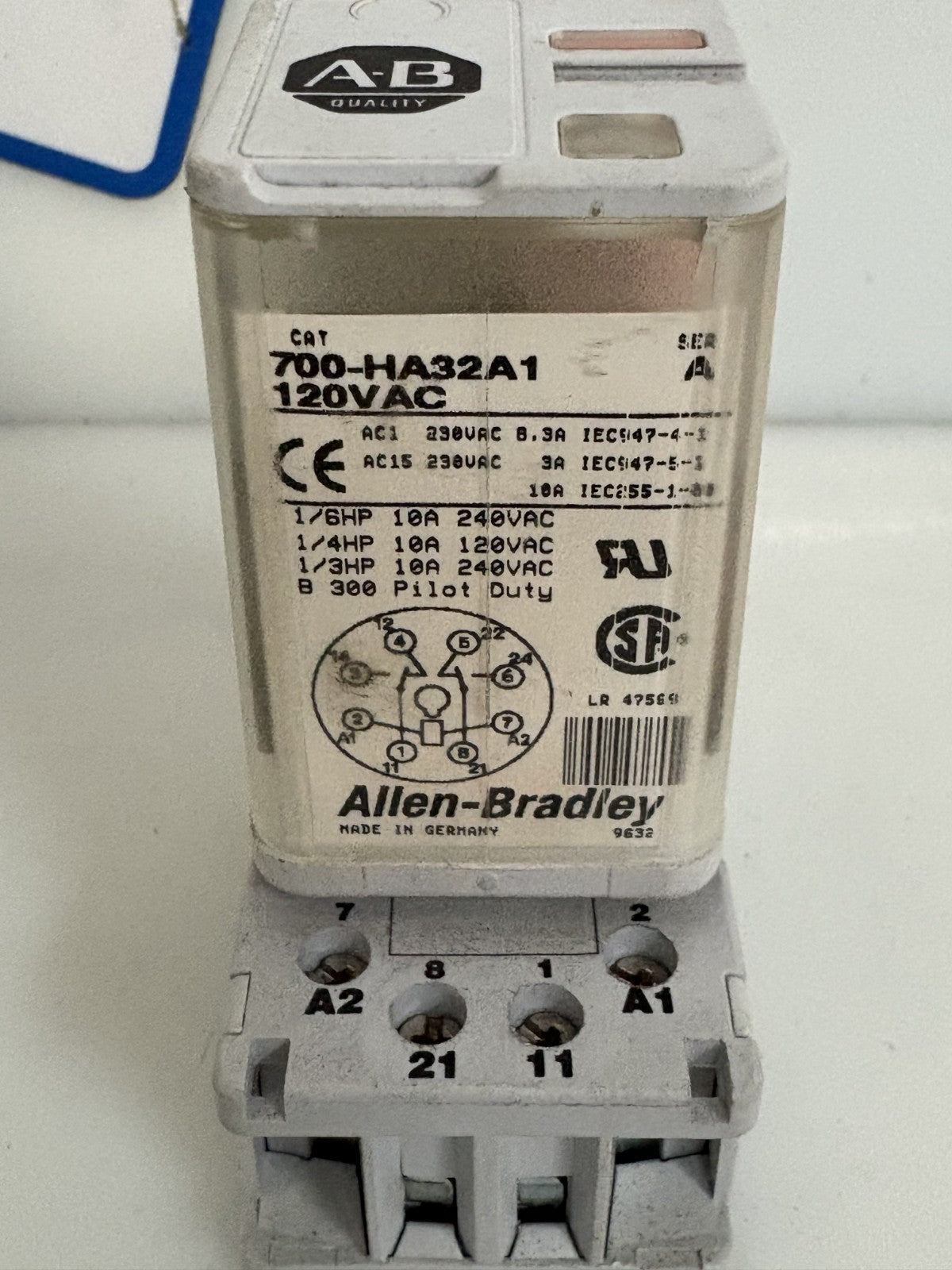 ALLEN BRADLEY RELAY W/BASE 120 VAC 700-HA32A1 700-HN100
