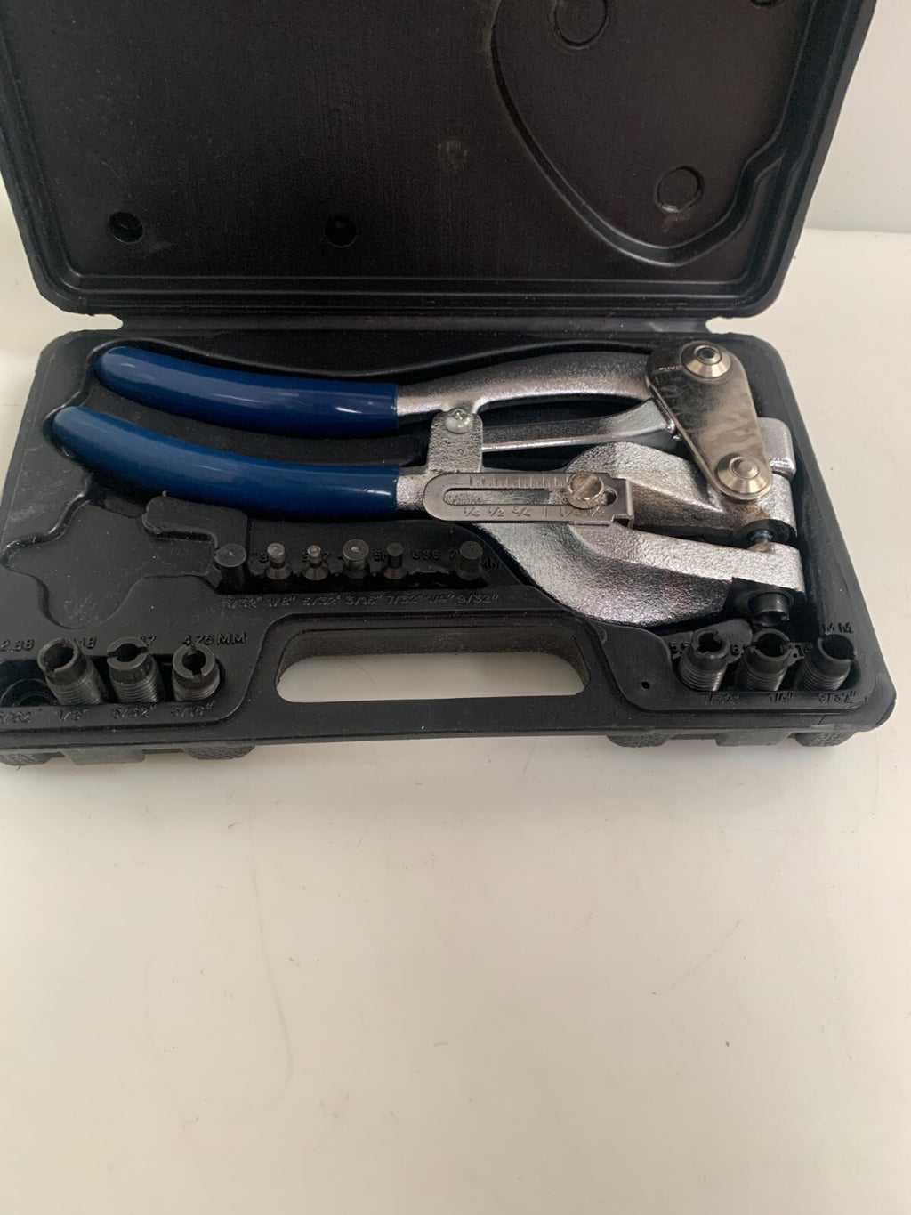 Handheld Hole Punch Kit in Case (missing parts, see photos)