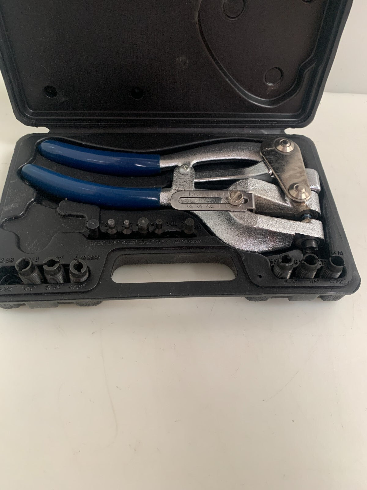 Handheld Hole Punch Kit in Case (missing parts, see photos)